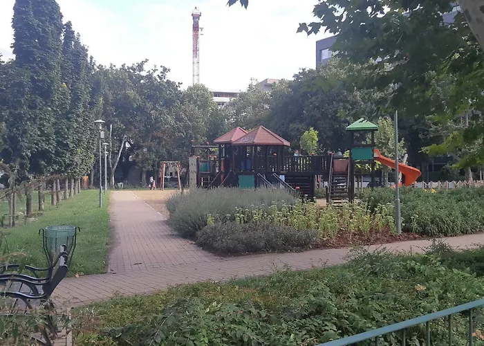 2 Bedroom Apartment Near Heroes Square