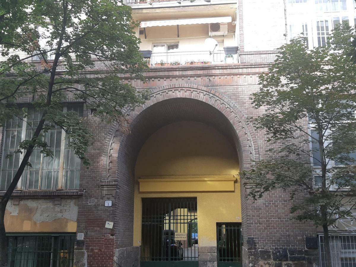 2 Bedroom Near Heroes Square Apartment