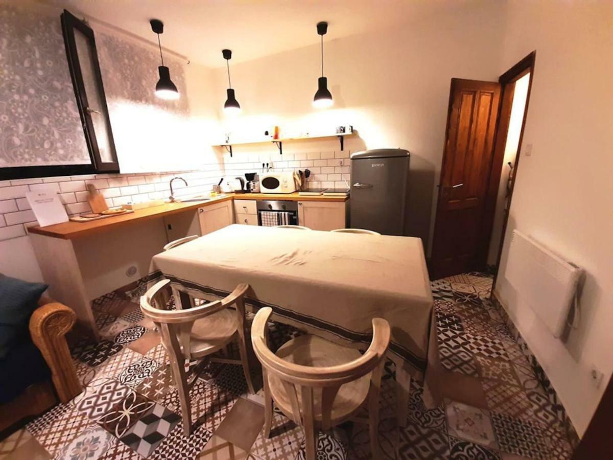 2 Bedroom Near Heroes Square Apartment *